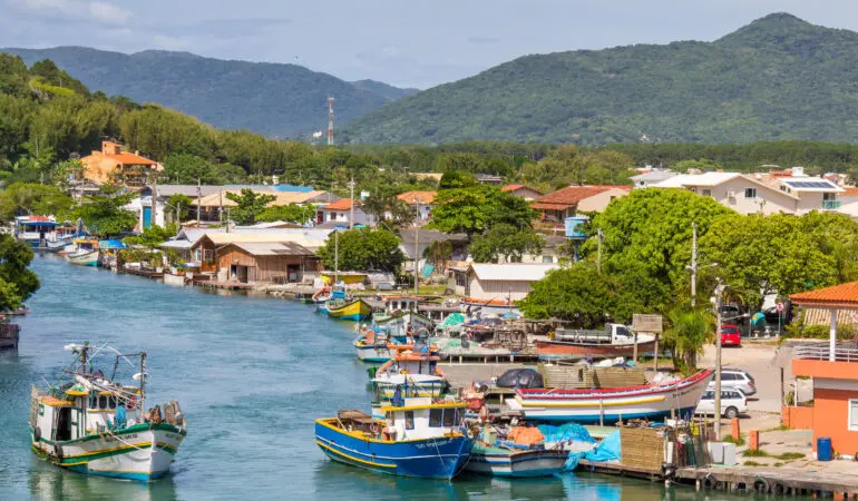 petit village de pêcheurs brésilien avec bateaux colorés et montagnes verdoyantes