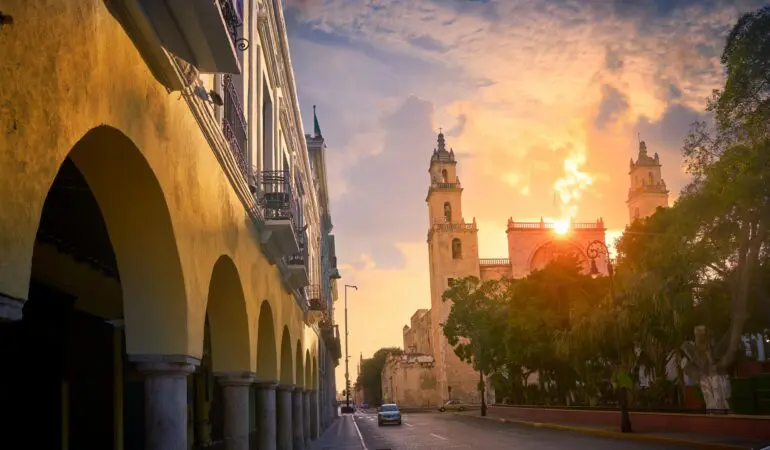rue coloniale de campeche au coucher de soleil avec arcades et cathédrale